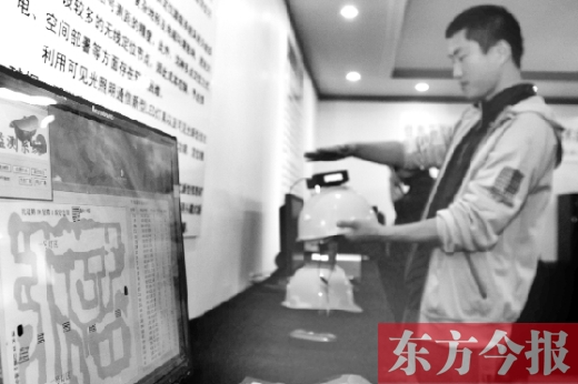 可見(jiàn)光通信技術(shù)應(yīng)用展示會(huì)上，參觀者體驗(yàn)新技術(shù)在采礦工具上的應(yīng)用