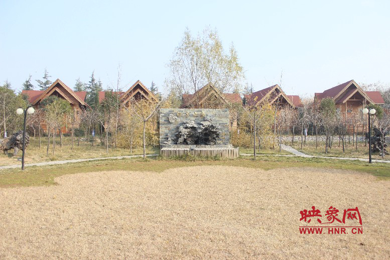 后面就是小別墅，前面是個廣場