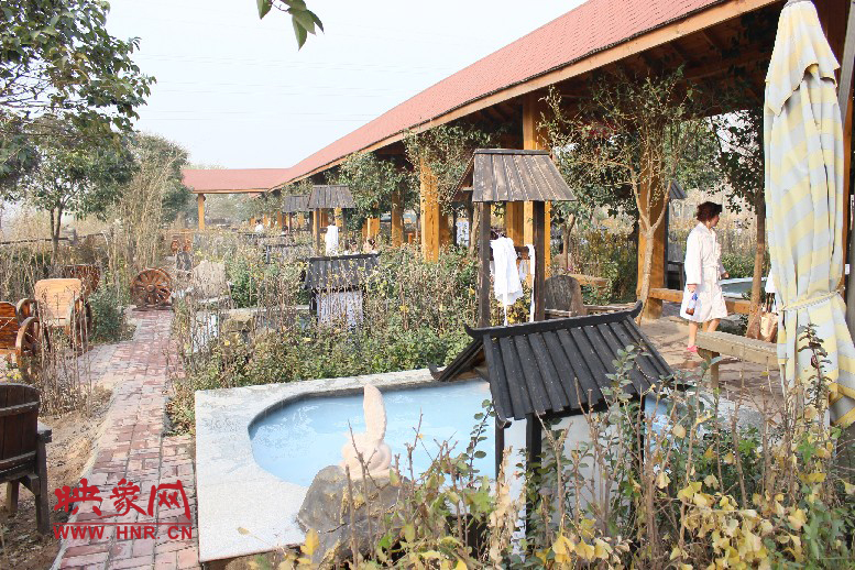 各種小溫泉池，溫度有高有低，每個池用料不同有各種功效