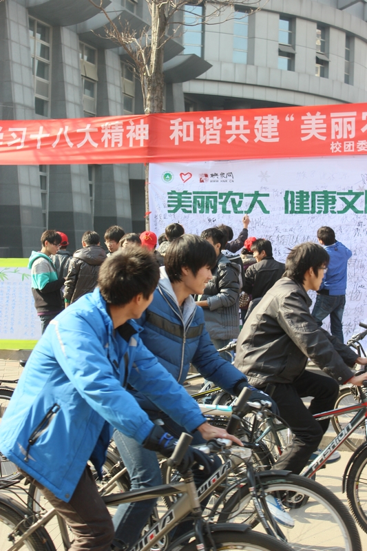 活動現(xiàn)場人流涌動，過路人群駐足觀看