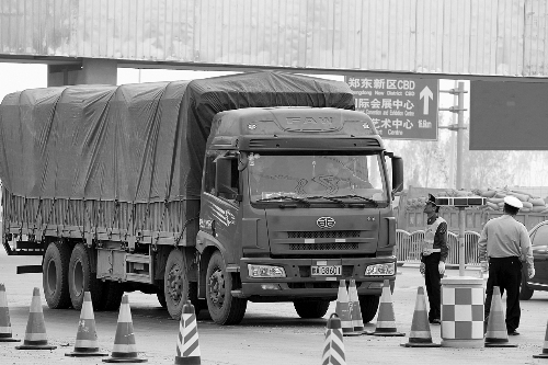 河南“治超”新規(guī)引發(fā)熱議 處罰過輕缺乏強制性措施 河南“治超”新規(guī)引發(fā)熱議 處罰過輕缺乏強制性措施