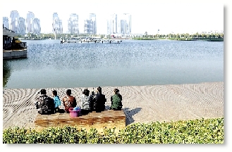 昨天中午，如意湖畔，在這樣的天氣曬太陽是一種享受。 記者 馬健 圖