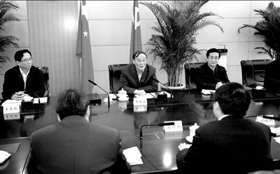 11月30日，中共中央政治局常委、中央紀(jì)委書記王岐山在北京主持召開座談會，聽取專家學(xué)者對黨風(fēng)廉政建設(shè)和反腐敗工作的意見和建議。新華社發(fā)