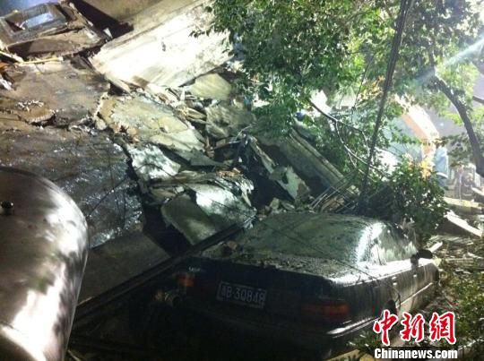 六層民房倒塌現(xiàn)場。何蔣勇　攝