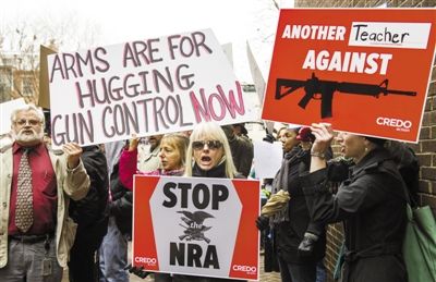 12月17日，華盛頓，示威者來到美國“全國槍支協(xié)會”在國會的說客辦公室表達(dá)控制槍支的訴求。