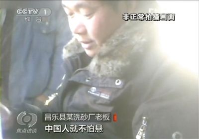 記者詢問砂石場老板，用這種沙蓋樓懸不懸，老板回答說，中國人不怕懸。央視截圖