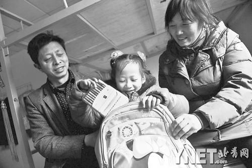 這是范勇一家在北京過得第二個春節(jié)，小女兒給記者展示習總書記送的書。