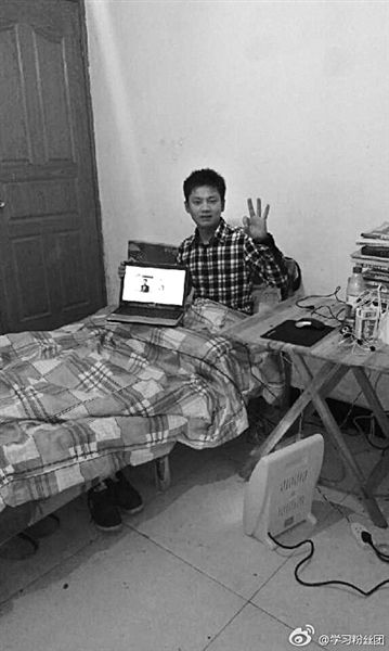 張洪銘在微博上發(fā)了張照片。照片顯示，他居住的屋子主要有一床一桌，寒冬里以電暖器取暖。