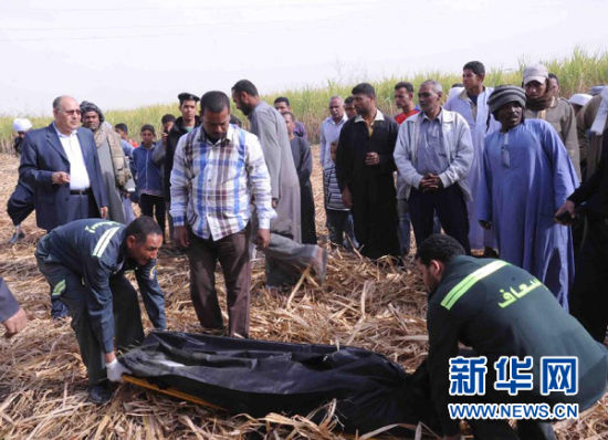 2月26日，在埃及旅游城市盧克索附近，急救人員在熱氣球事故現(xiàn)場(chǎng)搬運(yùn)遇難者遺體。 新華社發(fā)