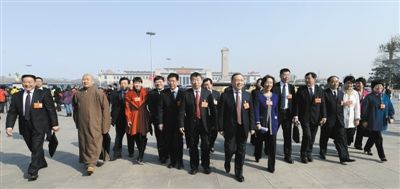 昨日，中國(guó)人民政治協(xié)商會(huì)議第十二屆全國(guó)委員會(huì)第一次會(huì)議在北京人民大會(huì)堂開幕。這是全國(guó)政協(xié)委員走向人民大會(huì)堂。新華社記者 陳樹根 攝