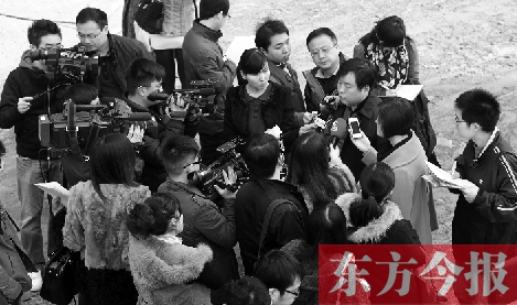 經(jīng)適房“下課”，公租房的申請(qǐng)、租金等備受關(guān)注，圖為鄭州市房管局規(guī)劃和住房保障處處長(zhǎng)馮榮智被媒體記者“