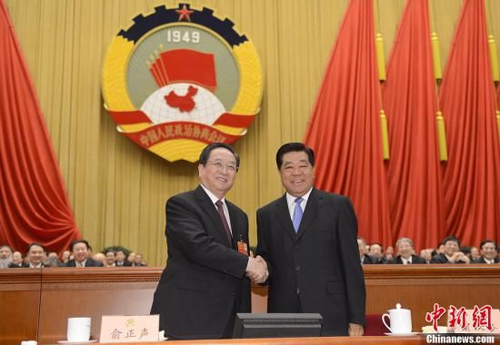 3月11日下午，全國政協(xié)十二屆一次會議在北京人民大會堂舉行第四次全體會議，俞正聲當(dāng)選政協(xié)第十二屆全國委員會主席。圖為政協(xié)第十一屆全國委員會主席賈慶林和俞正聲握手，表示祝賀。中新社發(fā) 廖攀 攝