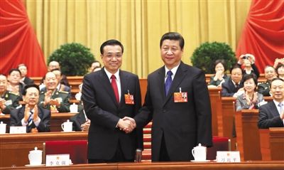 昨日，人大會議投票表決，決定李克強為國務(wù)院總理后，習(xí)近平和李克強親切握手。 新華社記者 蘭紅光 攝