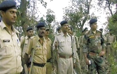 電視畫面顯示，大量警察在案發(fā)地搜查疑犯。