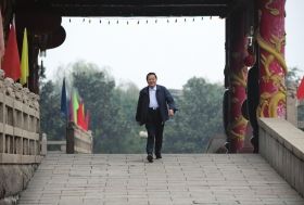 2008年10月30日清晨，吳仁寶在村中散步時從華西金塔門前走過。圖/新華社