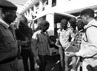 3月18日，印度中央邦，涉嫌輪奸瑞士女游客的男子被押往法庭。據(jù)悉，6名男子均面臨搶劫指控，其中4人面臨強奸指控。