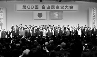 3月17日，日本自民黨黨員在東京出席自民黨年度大會。新華社發(fā)