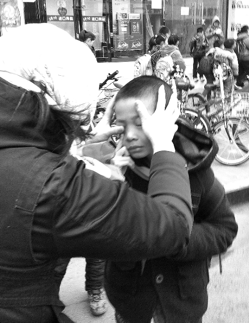 春天風(fēng)沙大，一孩子被風(fēng)沙瞇了眼