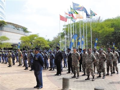 3月23日，南非警員參加德班峰會(huì)安保動(dòng)員會(huì)。為確保峰會(huì)安全，南非政府從全國抽調(diào)3000名警察加強(qiáng)安保。 新華社發(fā)