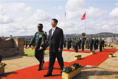 3月26日，南非總統(tǒng)祖馬在比勒陀利亞聯(lián)邦大廈前廣場(chǎng)舉行儀式，歡迎中國(guó)國(guó)家主席習(xí)近平訪問(wèn)南非。這是習(xí)近平檢閱儀仗隊(duì)。新華社記者 蘭紅光 攝