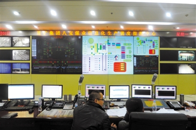 前日，八寶煤業(yè)公司，大家監(jiān)控井內(nèi)狀況。新華社 張楠 攝