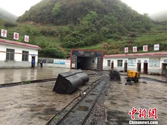 事故發(fā)生于5日晚22時(shí)許，事發(fā)時(shí)共有41人在井下作業(yè)，其中有32人安全升井，9人被困井下。