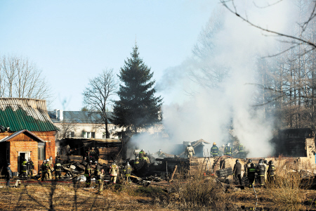 4月26日，俄羅斯救援人員在莫斯科州德米特羅夫區(qū)拉緬斯基村發(fā)生火災(zāi)的精神病院滅火?！　C供圖