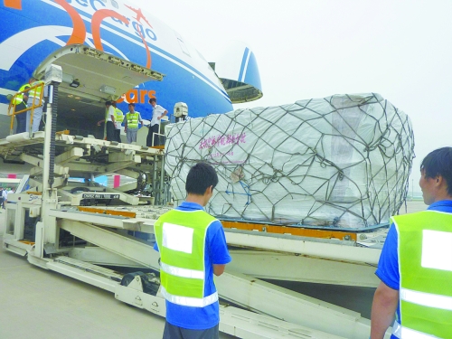 一批貨物正在運(yùn)上飛機(jī) 一批貨物正在運(yùn)上飛機(jī)