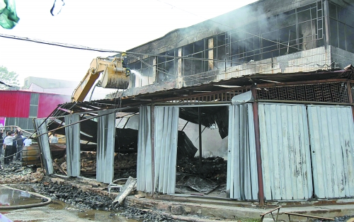 大火燒了近4個小時，中牟縣貿(mào)易區(qū)被燒得面目全非。