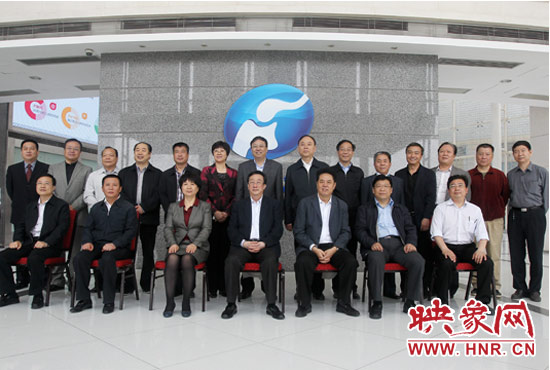 郭庚茂等省領(lǐng)導(dǎo)與省廣電局、河南電視臺的同志們合影