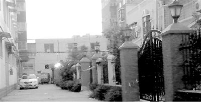 拉警戒線的地方就是高家居住的15號(hào)樓。高天峰居住在榮華小區(qū)一棟復(fù)式二層樓，三戶人家各有獨(dú)院。榮華小區(qū)一名業(yè)主供圖