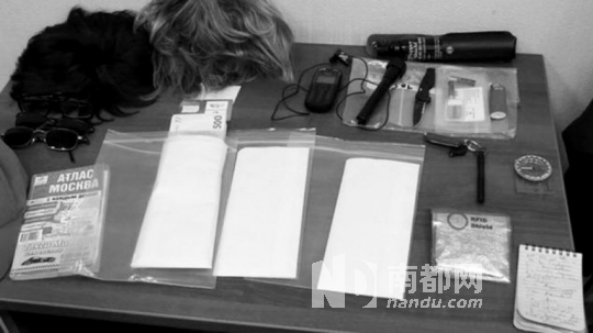 在福格爾身上發(fā)現(xiàn)的技術(shù)裝備和易容用具。