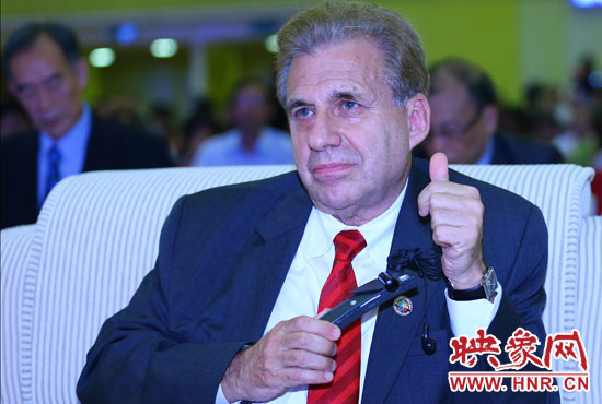 聽到關(guān)于鄭州航空港經(jīng)濟綜合實驗區(qū)的介紹，約翰.卡薩達(dá)博士豎起了大拇指