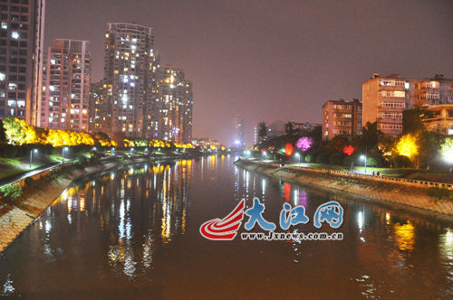 夜幕下的玉帶河，風景很好，但是臭氣熏天。