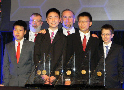 孫嘯秋(右二)與獲得團(tuán)體組冠軍的隊(duì)友任昊淼(前左一)、林浩然(前左二)、Matthew Lipman