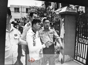 吳強指認現(xiàn)場(翻拍),他是高胖雇用的殺手之一。