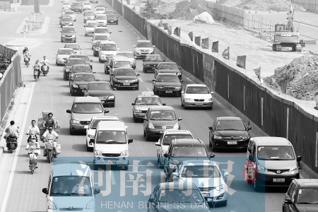 因施工封路，中州大道上的車輛行駛緩慢 王春勝/攝