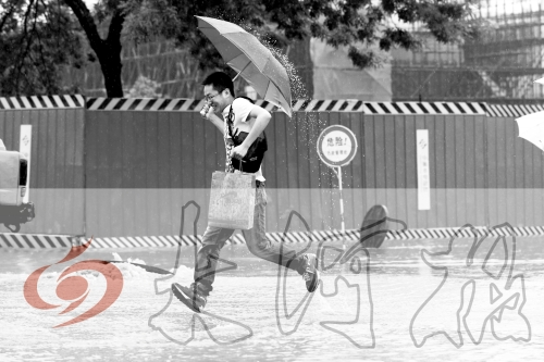 鄭州經(jīng)三路與北環(huán)交叉口處，積水較深，行人們不得不“練輕功”。 記者 白周峰 攝影