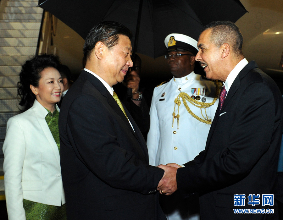 特立尼達(dá)和多巴哥總統(tǒng)卡莫納夫婦、總理比塞薩爾等到機(jī)場(chǎng)迎接習(xí)近平和夫人彭麗媛。饒愛(ài)民 攝