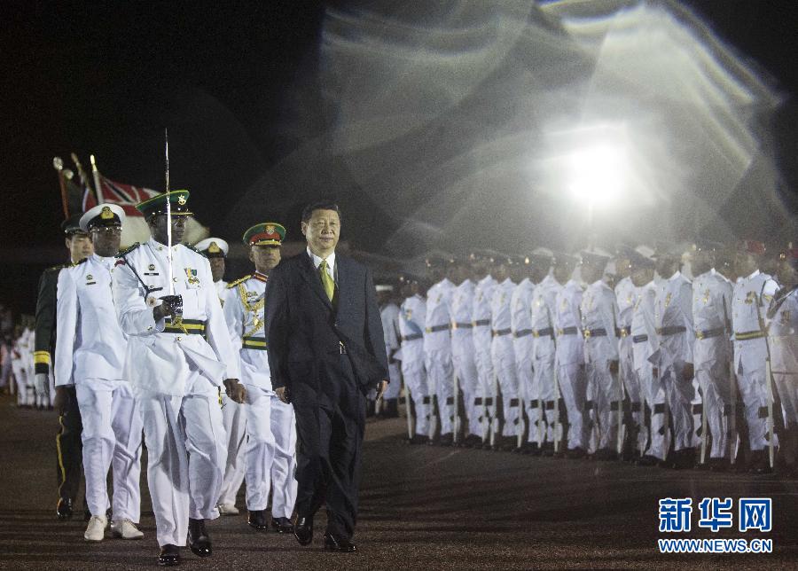 這是習(xí)近平主席檢閱儀仗隊(duì)。 蘭紅光 攝