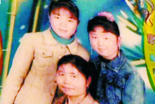 兩個(gè)女兒已長大成人,妻子也已歸來,這個(gè)分離12年的家庭,離幸福越來越近(翻拍)。