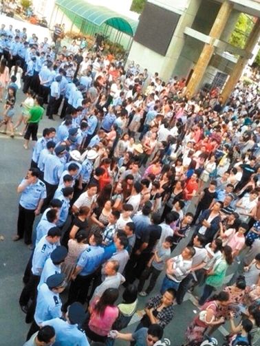 　考生家長圍堵在考點門口。 網(wǎng)絡(luò)截圖