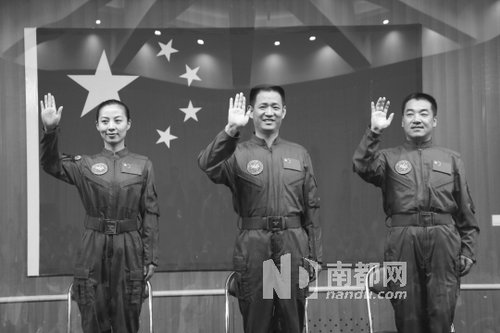 神舟十號航天員王亞平(左)、聶海勝(中)、張曉光(右)。 新華社發(fā)