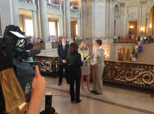 同性伴侶斯蒂爾和克里斯汀在舊金山市政廳舉行婚禮，這是自2008年加州8號(hào)提案通過(guò)以來(lái)，加州的首場(chǎng)同性婚禮。