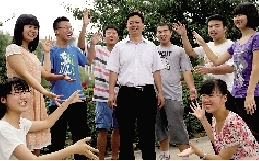 同學(xué)們用手臂連成光環(huán)，把班主任老師圍起來，表達(dá)對他的敬意和謝意。