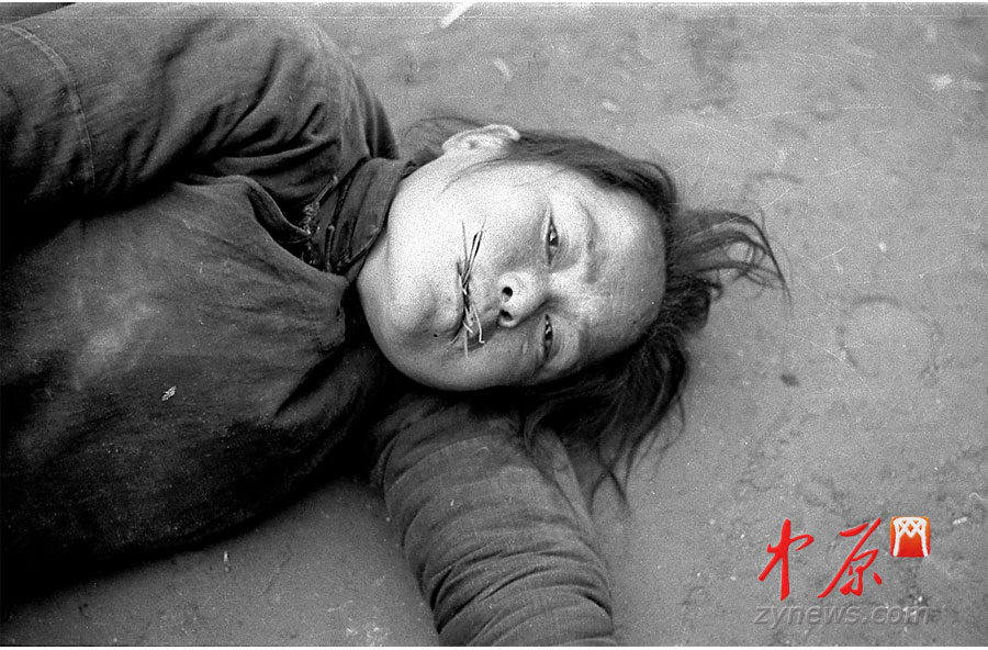 饑荒受災(zāi)者，她嘴里咬了幾根草