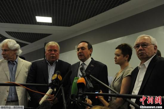 據(jù)外媒報道，美國“棱鏡”監(jiān)控計劃泄密者愛德華·斯諾登于莫斯科時間7月12日在莫斯科謝列梅捷沃機(jī)場與多家人權(quán)機(jī)構(gòu)代表人士舉行會談。圖為參加會談的人權(quán)代表接受媒體采訪。