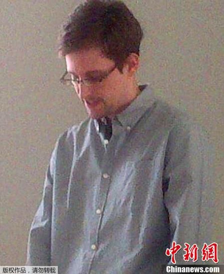 據(jù)外媒報道，美國“棱鏡”監(jiān)控計劃泄密者愛德華·斯諾登于莫斯科時間7月12日在莫斯科謝列梅捷沃機(jī)場與多