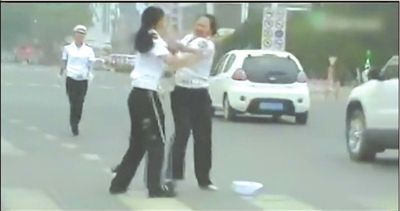 兩名“女交警”馬路中央廝打。圖/東方IC