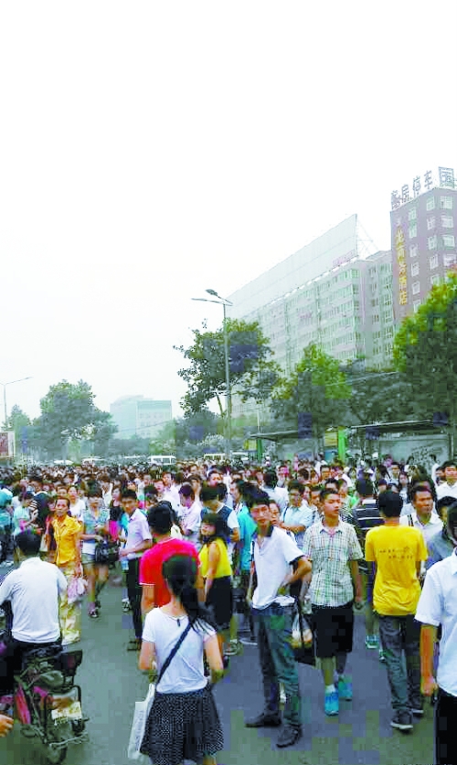 　早高峰等公交，場(chǎng)面蔚為壯觀（網(wǎng)友供圖）。